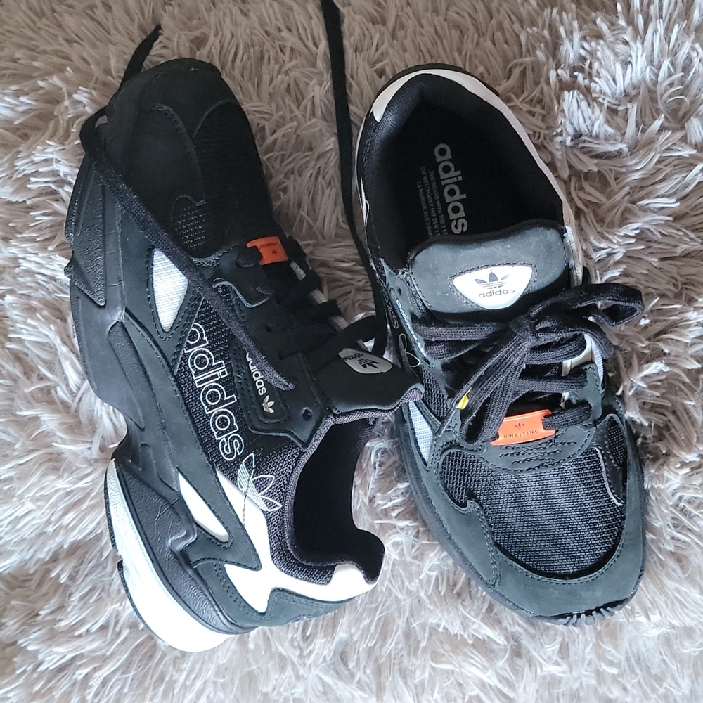 Like new hunter green Adidas shoes